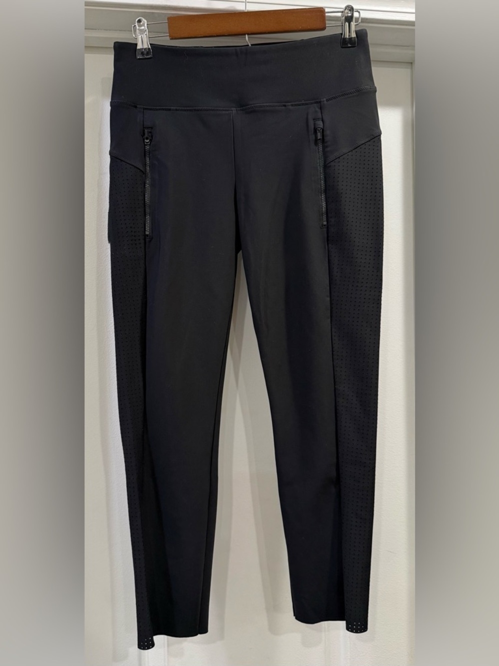Athleta Women’s Black Cropped Vented Leggings  Size Medium